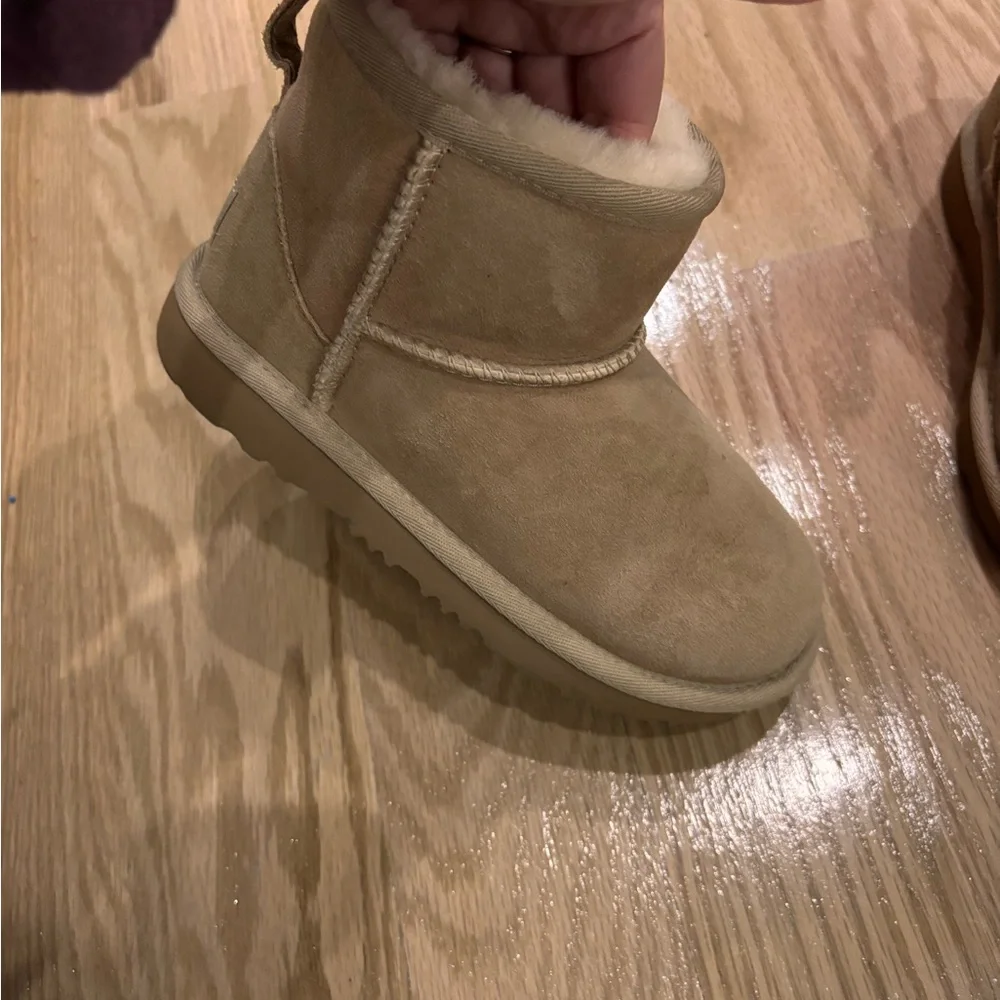Girl Ugg ultra mini-tan size 13 - Picture 3 of 7